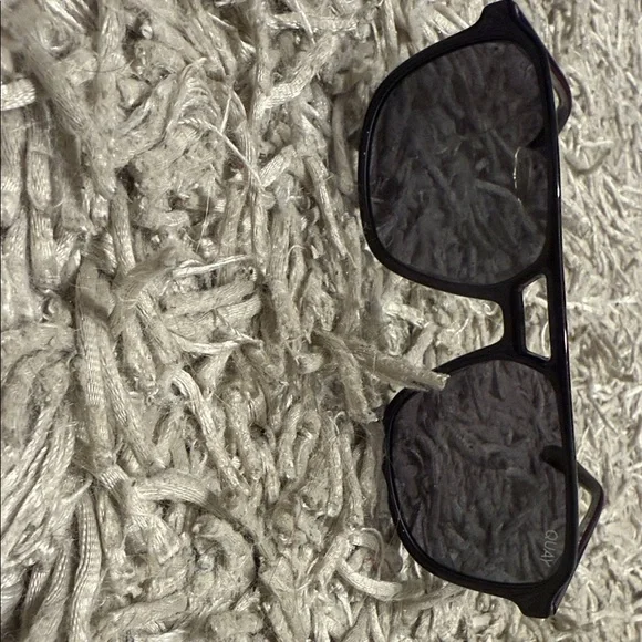 Quay Black Aviator polarized Sunglasses - Picture 6 of 6